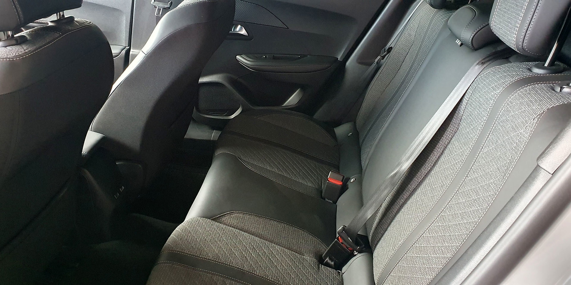 PEUGEOT 2008 BLUE HDI 130 EAT8 1.5 AUT - Imagen 23
