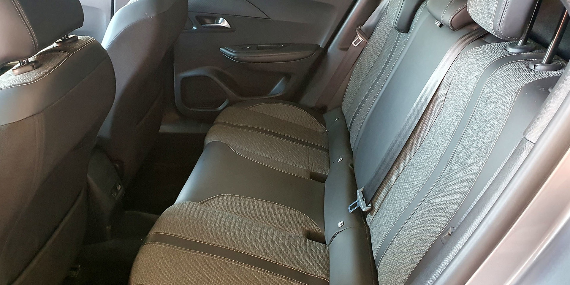 PEUGEOT 2008 BLUE HDI 130 EAT8 1.5 AUT - Imagen 23
