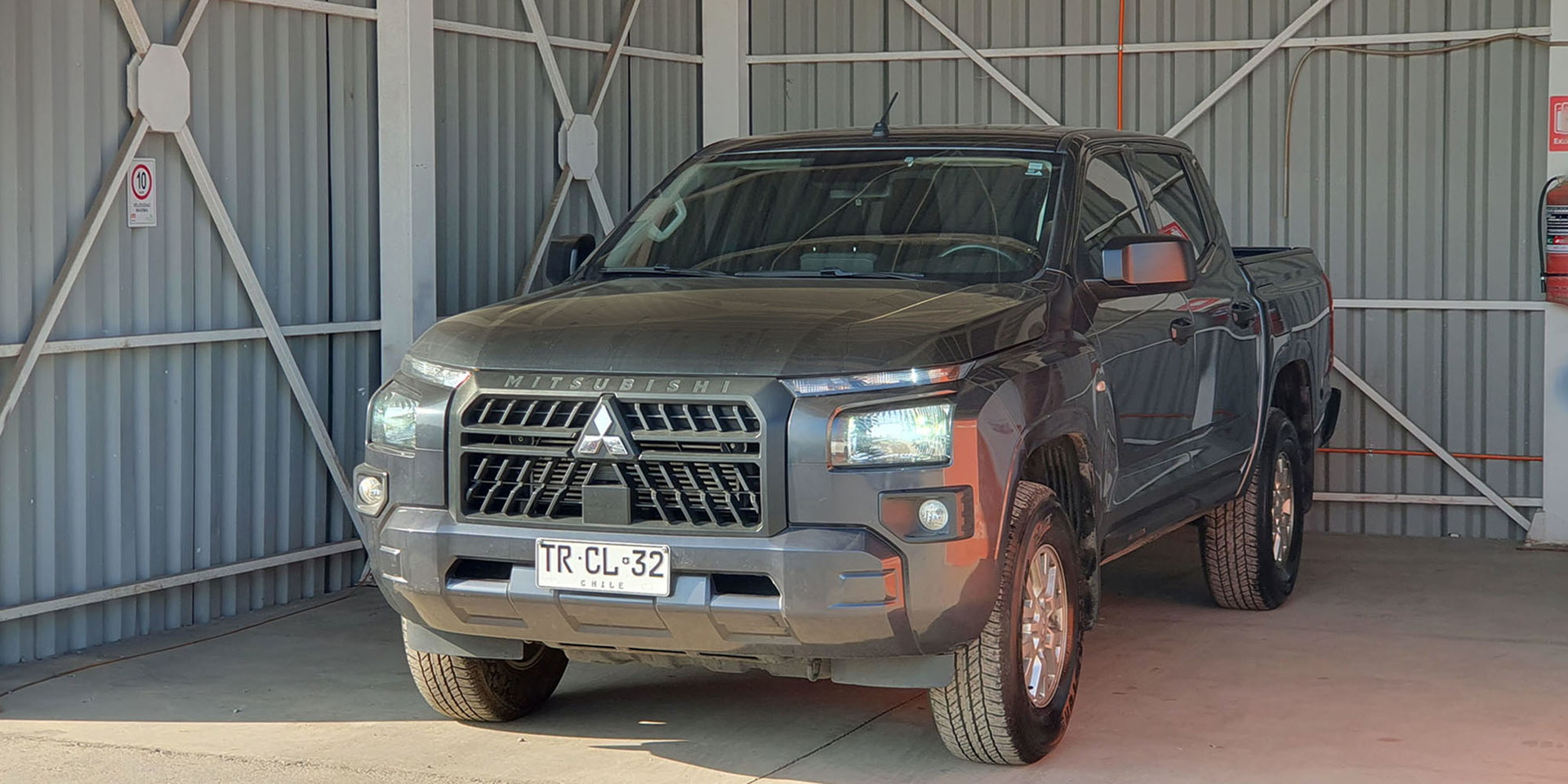 MITSUBISHI L200