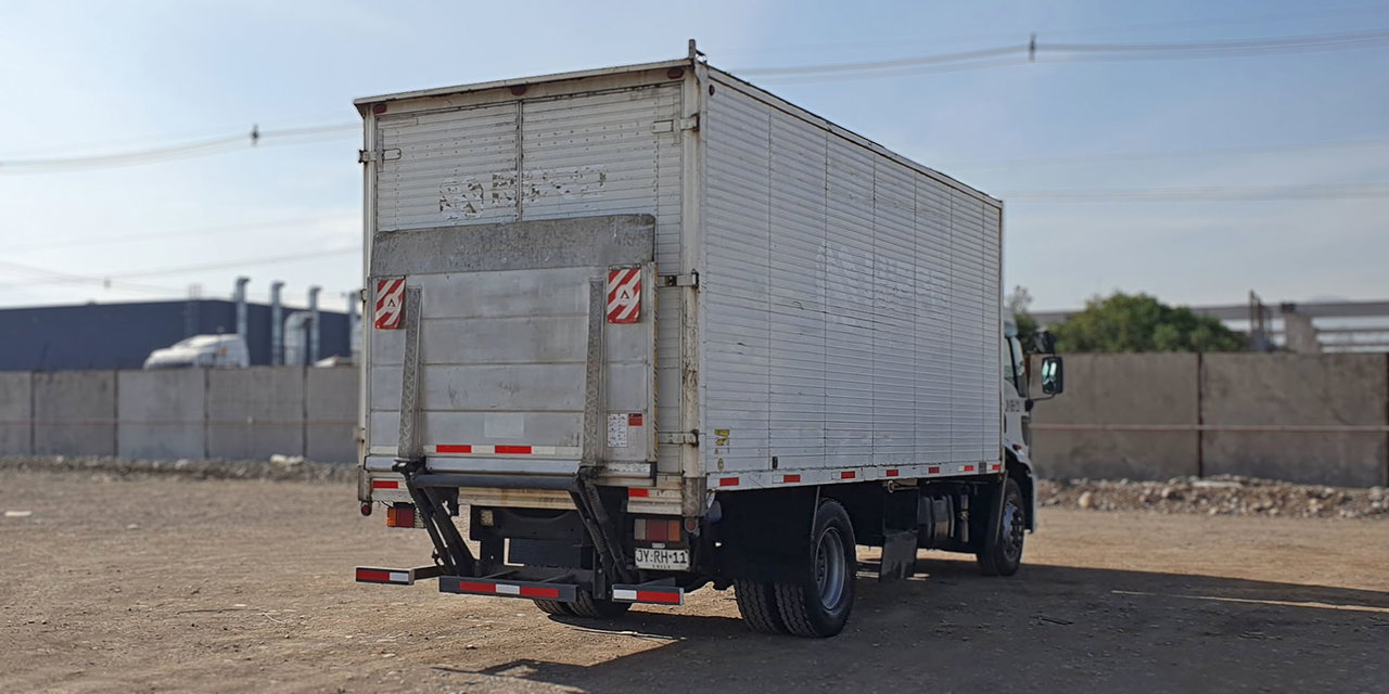 FORD CARGO + 2 BATERÍAS NUEVAS - Imagen 3