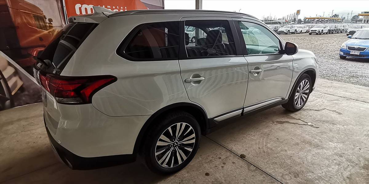 MITSUBISHI OUTLANDER GLX 4X4 2.4 AUT - Imagen 11