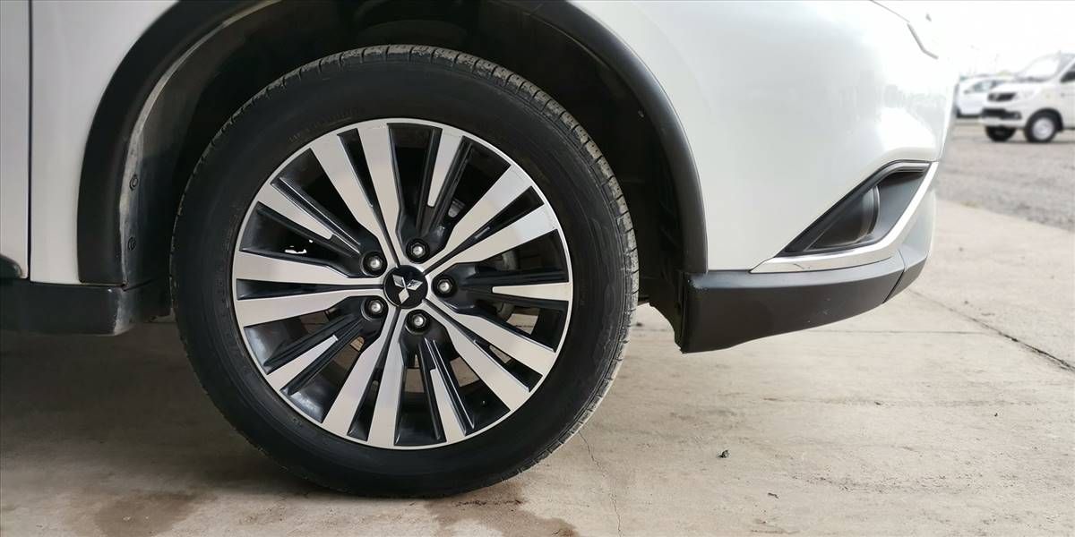 MITSUBISHI OUTLANDER GLX 4X4 2.4 AUT - Imagen 17