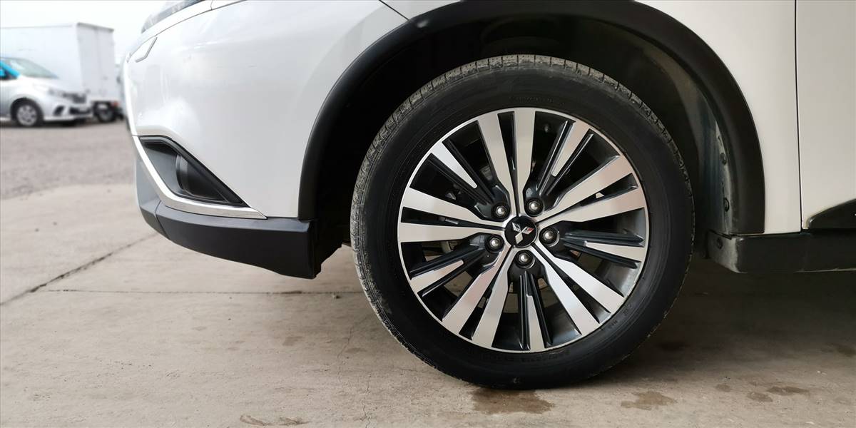 MITSUBISHI OUTLANDER GLX 4X4 2.4 AUT - Imagen 18