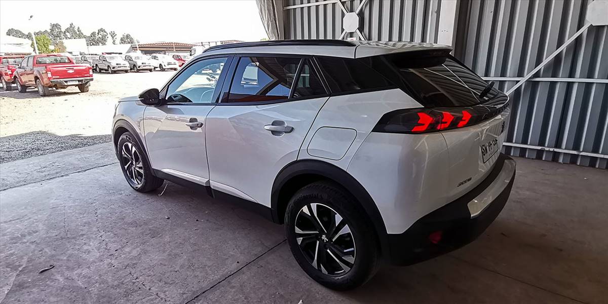 PEUGEOT 2008 BLUE HDI 130 EAT8 1.5 AUT - Imagen 10