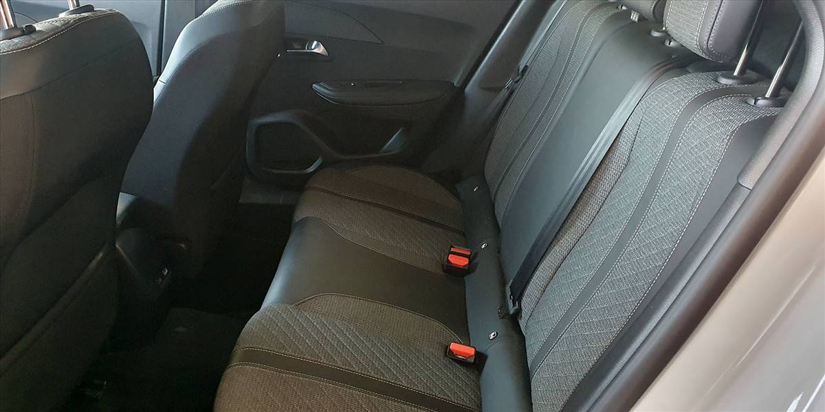 PEUGEOT 2008 BLUE HDI 130 EAT8 1.5 AUT - Imagen 26