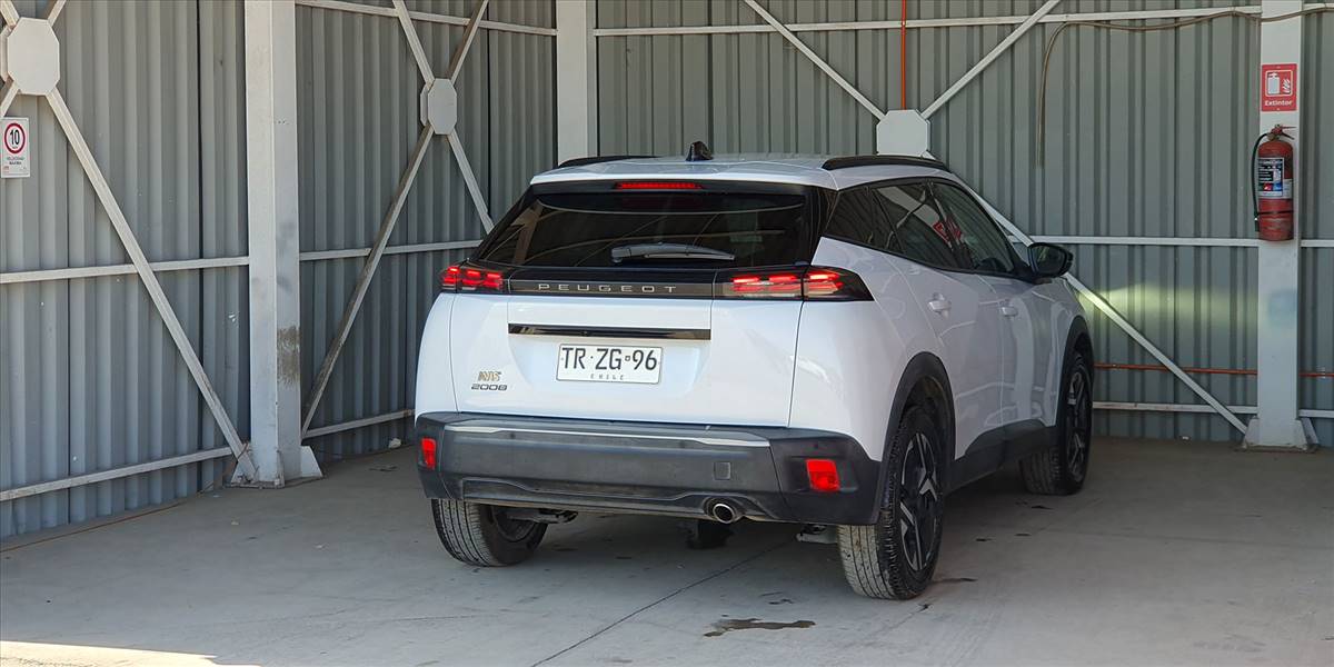 PEUGEOT 2008 BLUE HDI 130 EAT8 1.5 AUT - Imagen 3