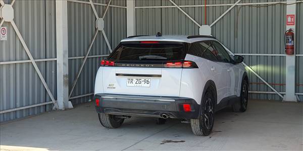 PEUGEOT 2008 BLUE HDI 130 EAT8 1.5 AUT - Imagen 4