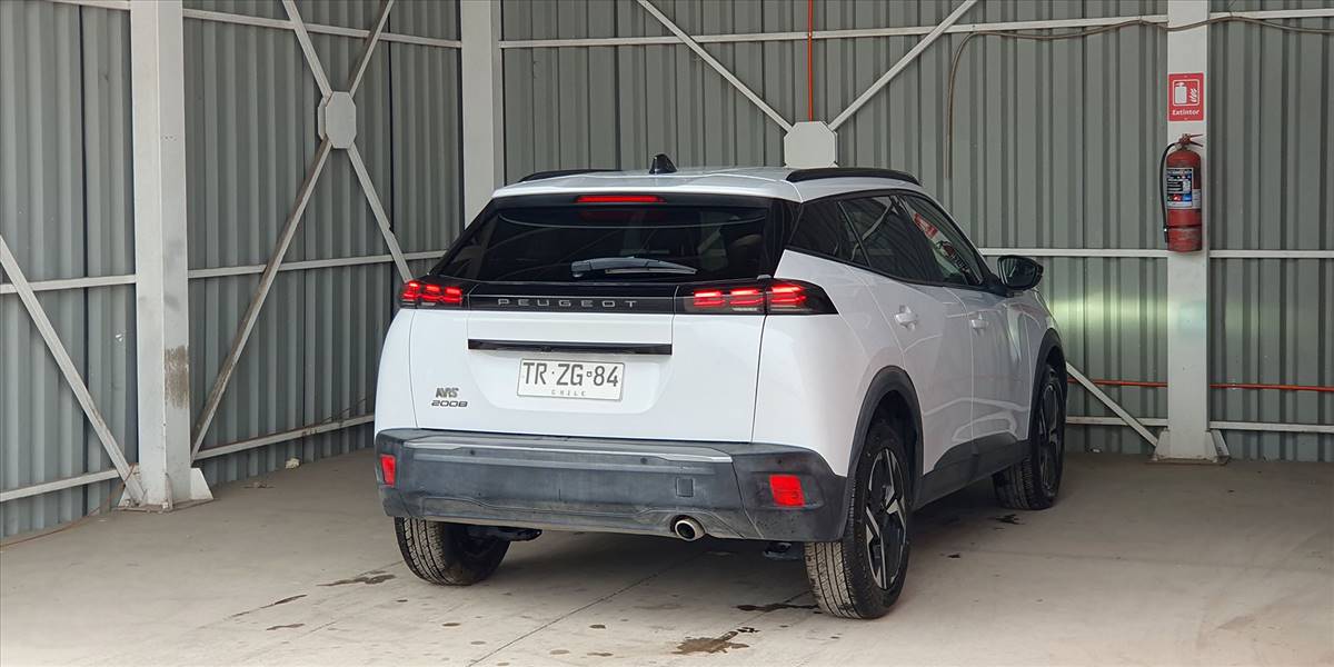 PEUGEOT 2008 BLUE HDI 130 EAT8 1.5 AUT - Imagen 1